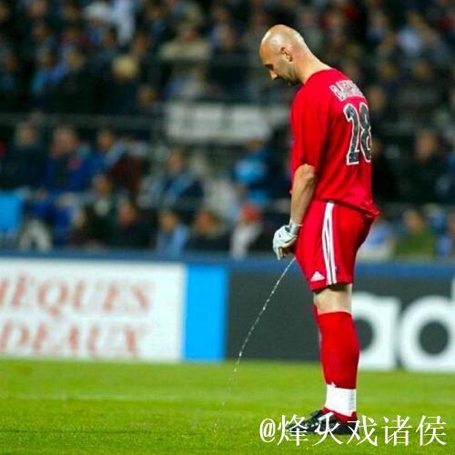 马赛vs纽卡比赛期间球迷厕所内行为出格 马赛vs纽卡比赛期间球迷厕所内行为出格